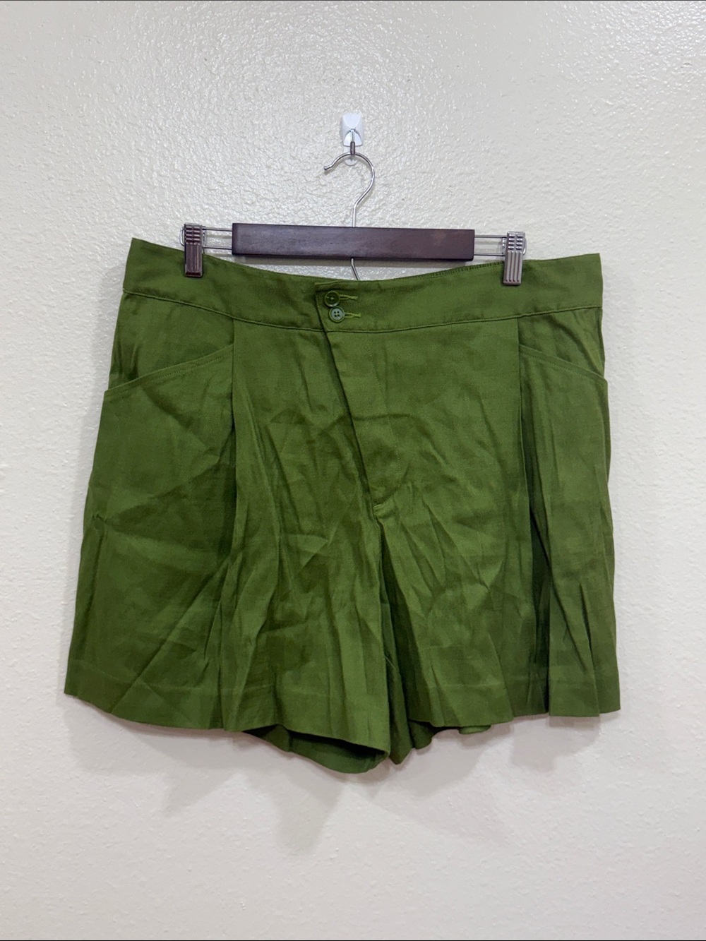 Cabi Women’s Traipse Shorts Size 14 Avocado Green #6398 Spring 23